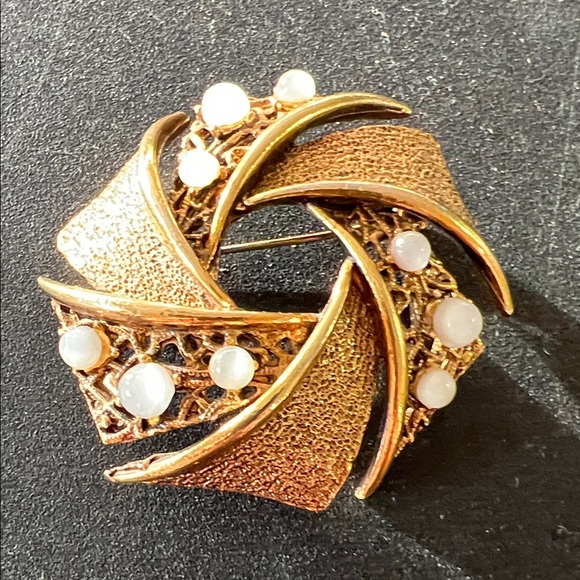 Jewelry - Superb French Vintage 1950s
Designer Brooch-Gilded metal Spiral wearl Cabochon